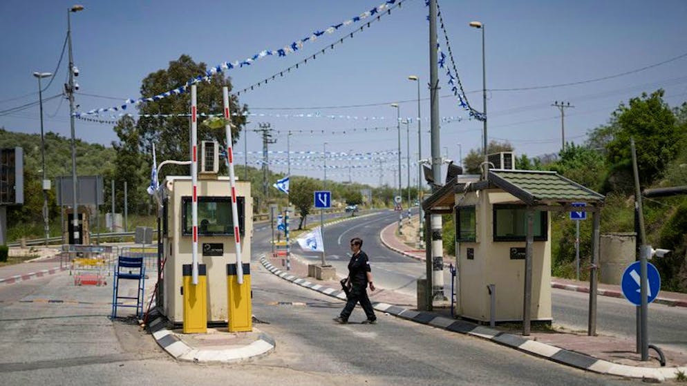 Ein israelische Wachfrau sichert den Eingang zur jüdischen Siedlung Ariel im Westjordanland nahe Nablus. Foto: Ariel Schalit/AP/dpa