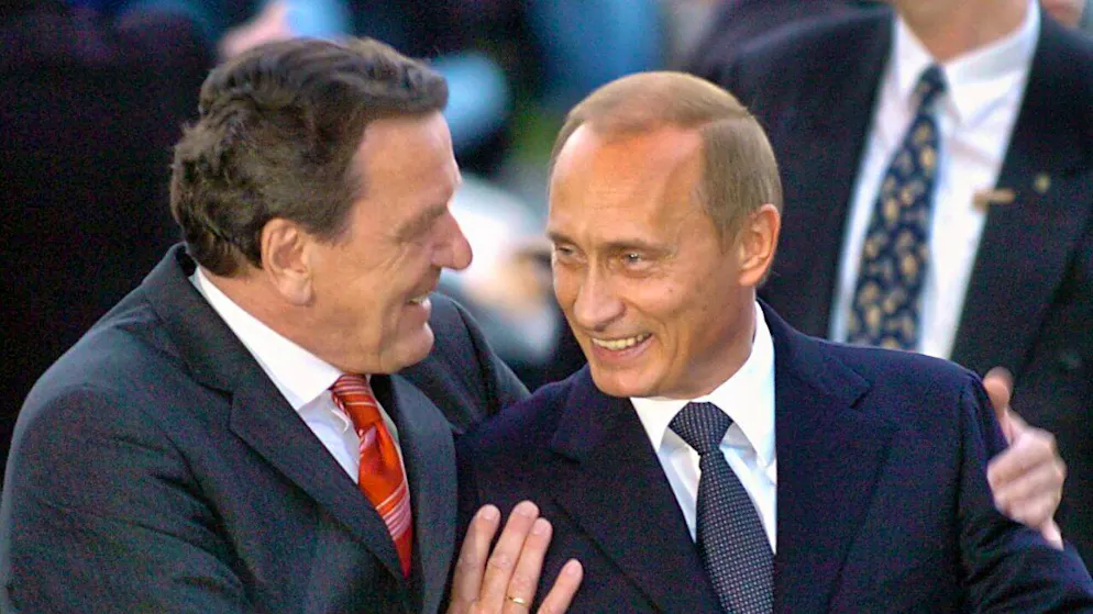 L'ancien chancelier allemand Gerhard Schröder (à gauche) affiche de longue date sa proximité avec Vladimir Poutine (archives).