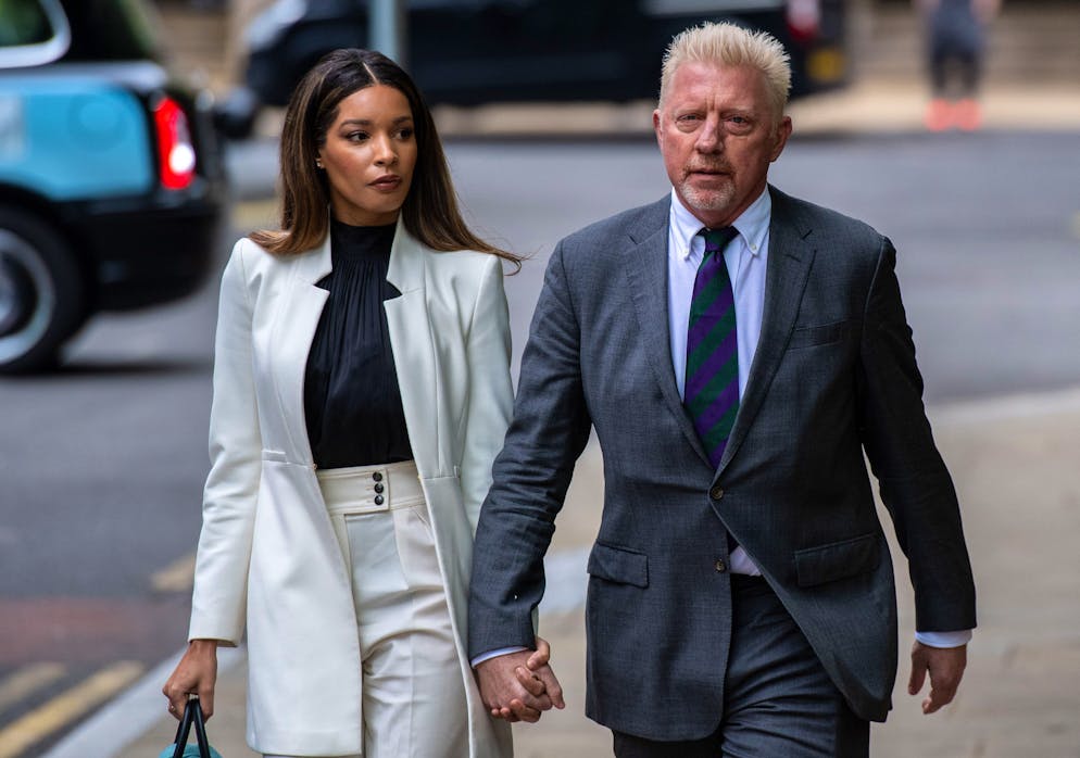 Boris Becker und seine Freundin Lilian. Er wurde an ihrem Geburtstag zu seiner Haftstrafe verurteilt. Zuvor schenkte er ihr weisse Blumen zu ihrem Ehrentag.