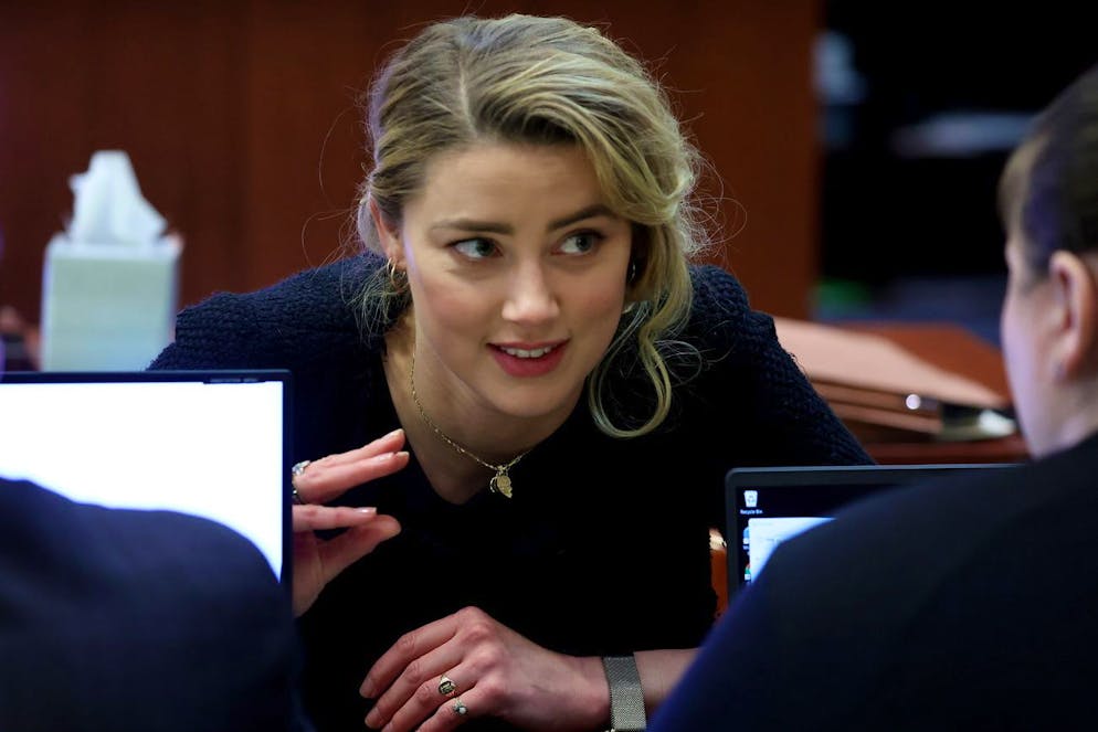 epa09915403 US actress Amber Heard (L) speaks to her legal team during the 50 million US dollar Depp vs Heard defamation trial at the Fairfax County Circuit Court in Fairfax, Virginia, USA, 28 April 2022. Johnny Depp's 50 million US dollar defamation lawsuit against Amber Heard that started on 10 April is expected to last five or six weeks. EPA/MICHAEL REYNOLDS / POOL