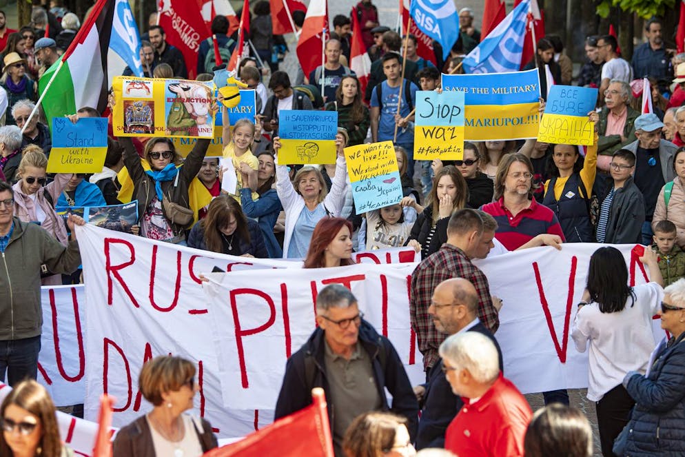Zahlreiche Menschen nehmen am Tag der Arbeit am 1. Mai-Umzug am Sonntag, 1. Mai 2022, in Bellinzona teil und demonstrieren auch gegen den herrschenden Krieg in der Ukraine und gegen den russischen Aggressor. (KEYSTONE/Ti-Press/Pablo Gianinazzi)