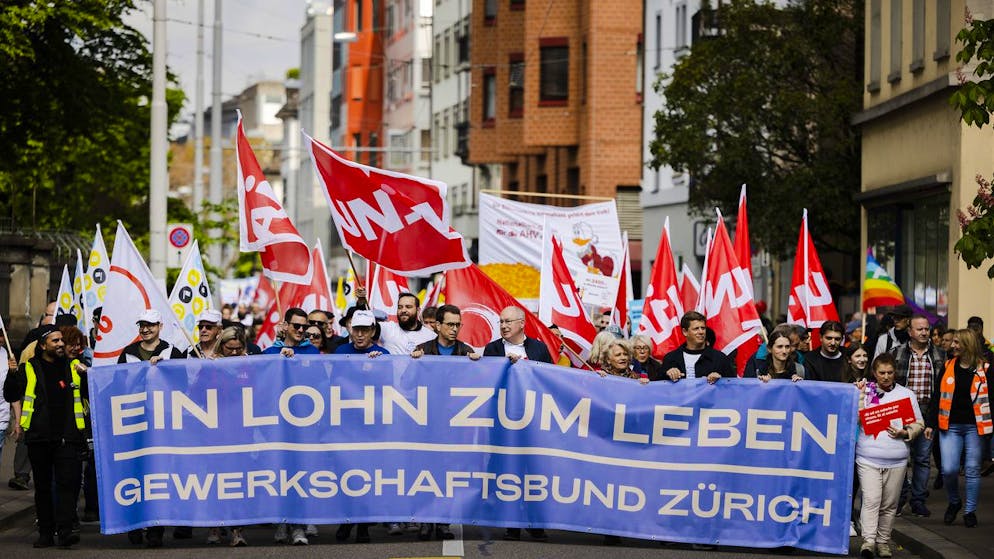 Pierre Yves Maillard, Praesident, vom Schweizerischen Gewerkschaftsbund, SGB, Mitte, und Katharina Prelicz-Huber, Praesidentin der Gewerkschaft VPOD, Mitte rechts, nehmen mit Demonstranten am traditionellen 1. Mai-Umzug, am Tag der Arbeit teil, am Sonntag, 1. Mai 2022 in Zuerich. (KEYSTONE/Michael Buholzer)