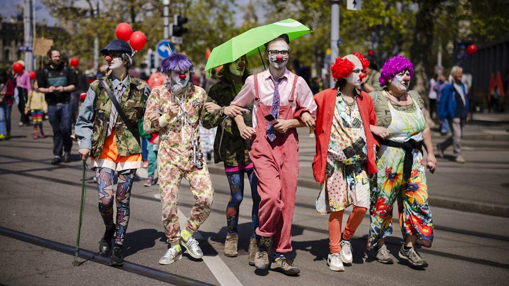 Verkleidete Demonstranten nehmen am traditionellen 1. Mai-Umzug, am Tag der Arbeit teil, am Sonntag, 1. Mai 2022 in Zuerich. (KEYSTONE/Michael Buholzer)