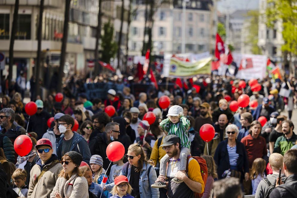 Demonstranten nehmen am traditionellen 1. Mai-Umzug, am Tag der Arbeit teil, am Sonntag, 1. Mai 2022 in Zuerich. (KEYSTONE/Michael Buholzer)