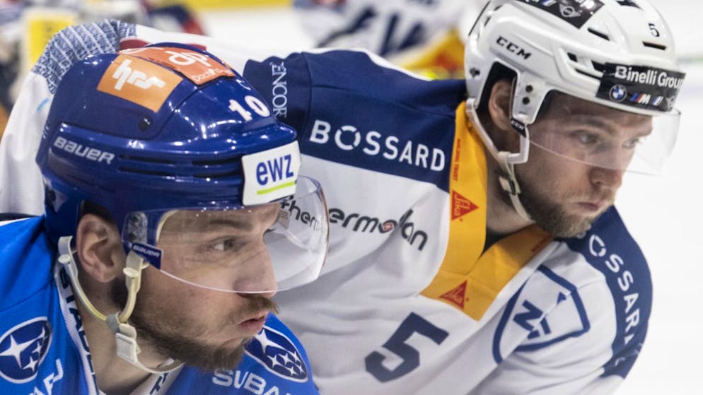 ZSC-Andrighetto und Zugs Djoos (rechts) liefern sich im Playoff-Final ein Kopf-an-Kopf-Rennen um den Meistertitel