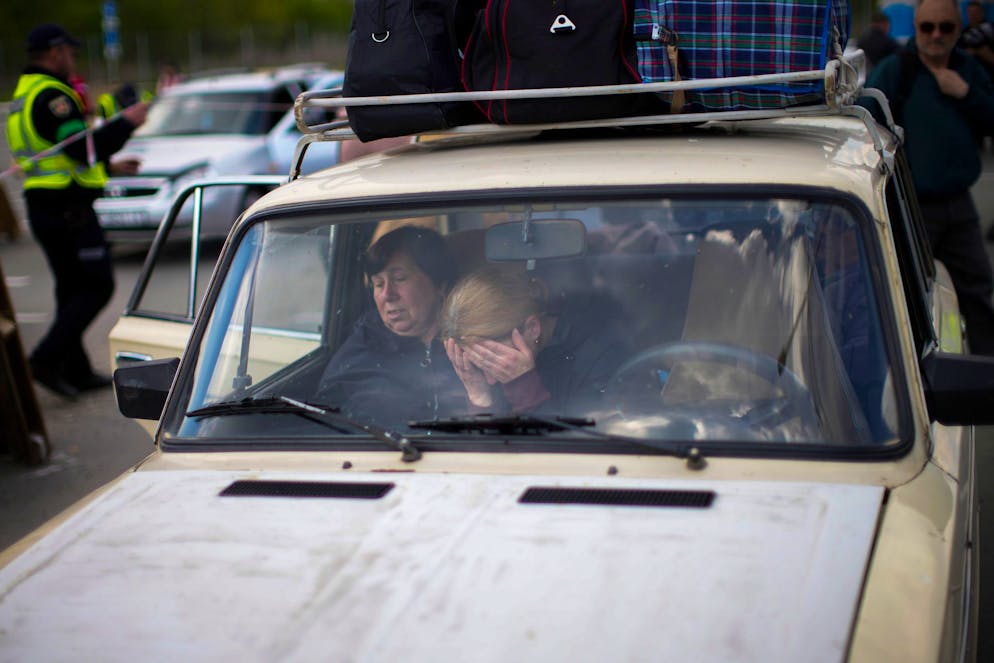 Krieg gegen die Ukraine: Der Tag in Bildern. In der Grossstadt Saporischschja im Süden des Ukraine kommen Flüchtlinge mit einem Auto an.