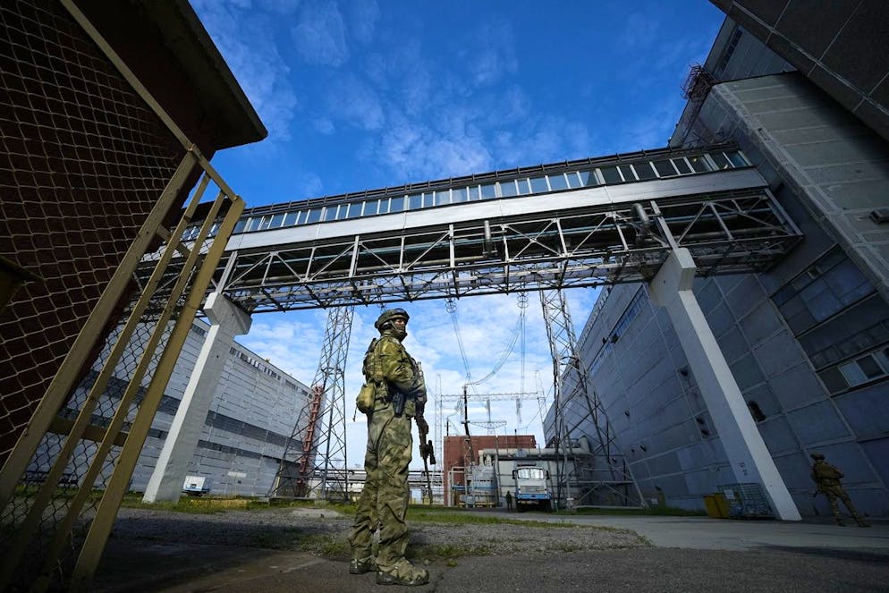 Un militaire russe garde une zone de la centrale nucléaire de Zaporijjia.
