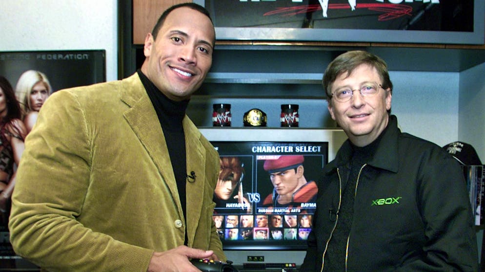 Dwayne Johnson wird 50. Und ja, deine Augen täuschen dich nicht. Dwayne Johnson hatte mit Microsoft zusammengespannt, um die Xbox-Konsole zu promoten – natürlich mit Bill Gates, im Jahr 2001.