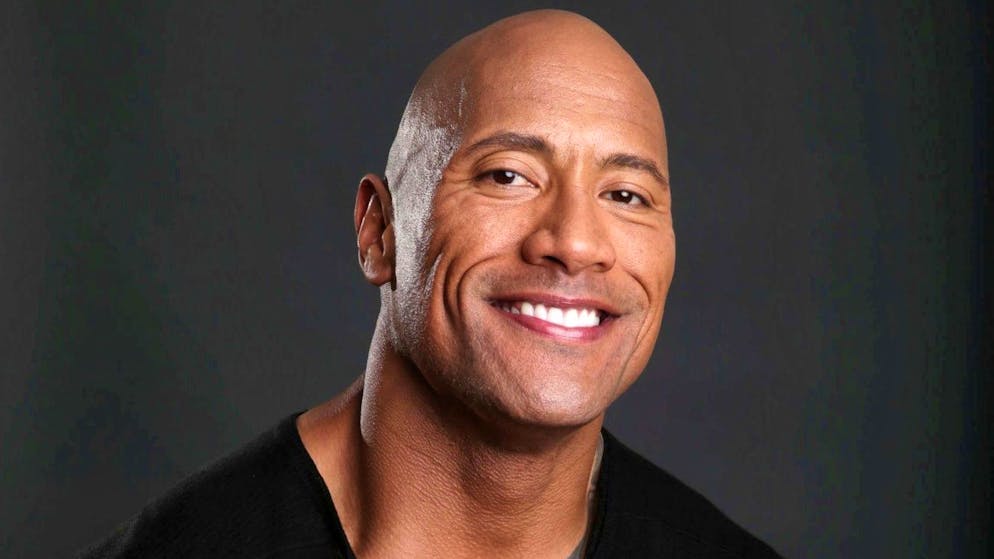 Dwayne Johnson wird 50. Er hat schon etwas Spitzbübisches, mit dem Grinsen. Dwayne Douglas Johnson wird am 2. Mai 2022 50 Jahre alt. «The Rock» ist seit jeher ein Sympathieträger.
