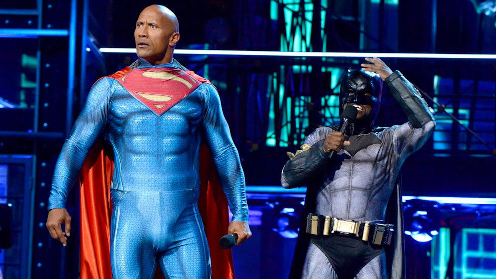 Dwayne Johnson wird 50. Und ist für so manchen Spass zu haben. Hier als Superman neben Kevin Harts Batman.