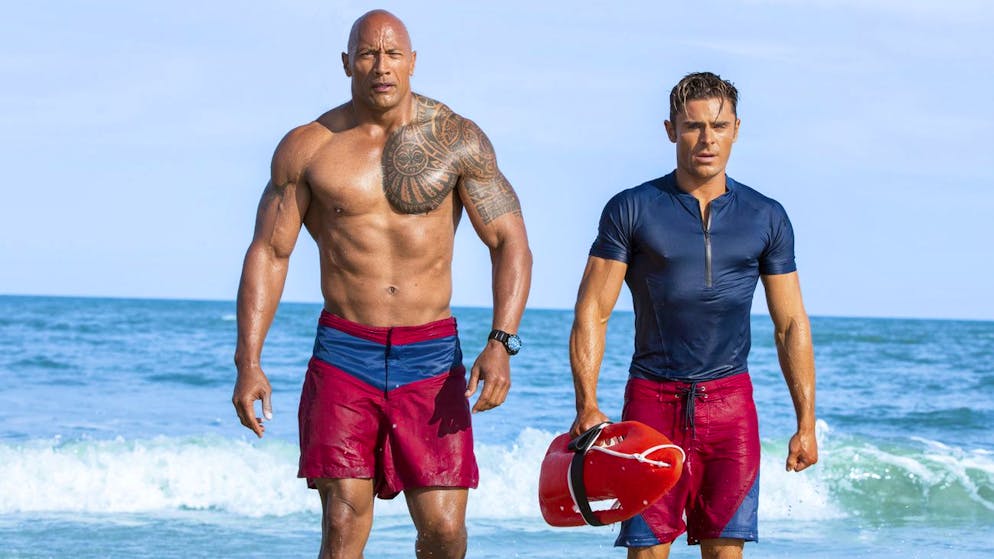 Dwayne Johnson wird 50. Oder halt auch «Baywatch» mit Zac Efron.