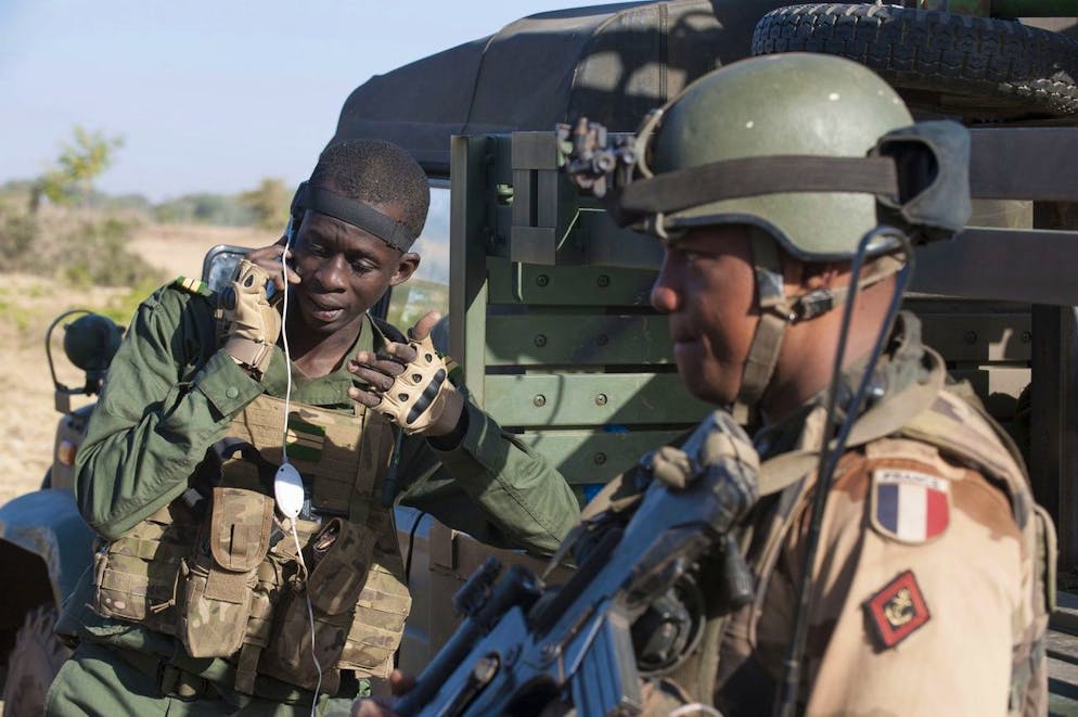 epa03541436 A photograph made by the French Army Communications Audiovisual office (ECPAD) shows French troops take part in operation Serval to assist Malian troops to push back an islamist rebel advance, Near the town of Markala, North of Bamako, Mali, 17 January 2013. France has increased its military presence in Mali to 1,400 ground troops to fight rebels in the North of Mali. EPA/ARNAUD ROINE / ECPAD / HANDOUT HANDOUT EDITORIAL USE ONLY/NO SALES