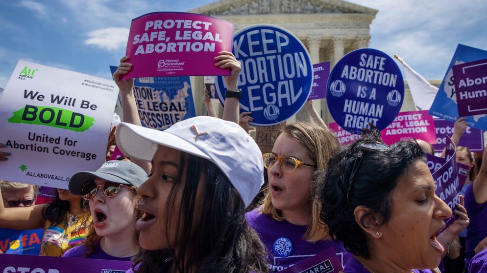 epa07590081 Pro-abortion rights activists protest at the Supreme Court in Washington, DC, USA, 21 May 2019. Nationwide protests have activists calling for reproductive freedom and a halt to new laws limiting abortion services. EPA/SHAWN THEW