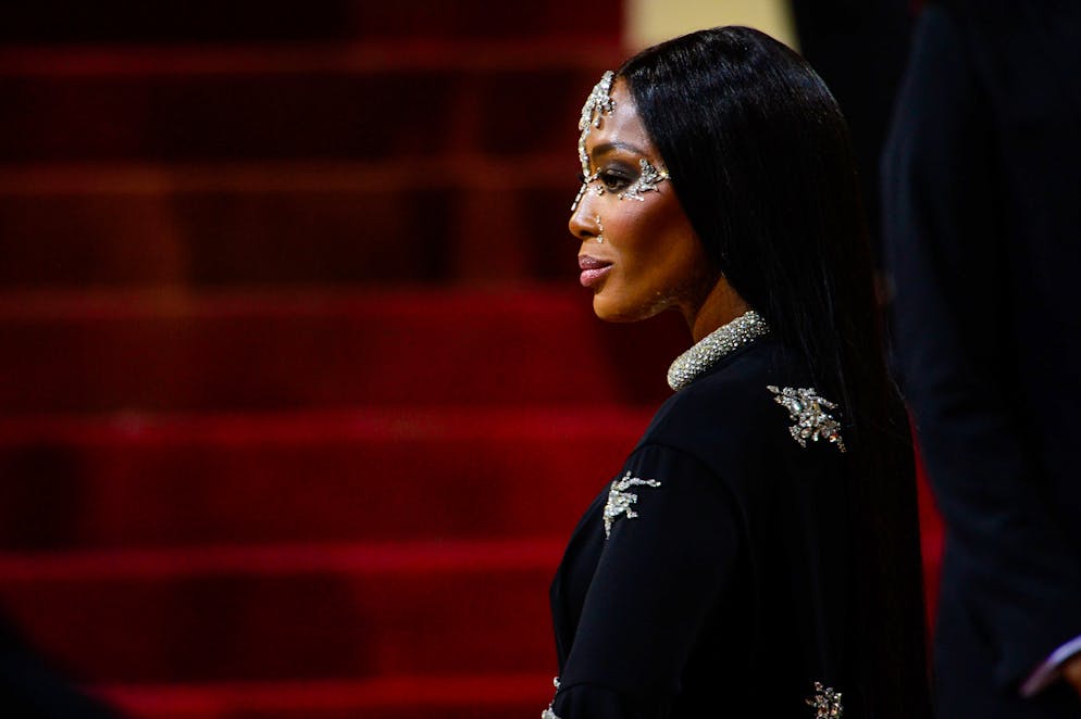 NEW YORK, NEW YORK - MAY 02: Naomi Campbell enters the 2022 Met Gala Celebrating 
