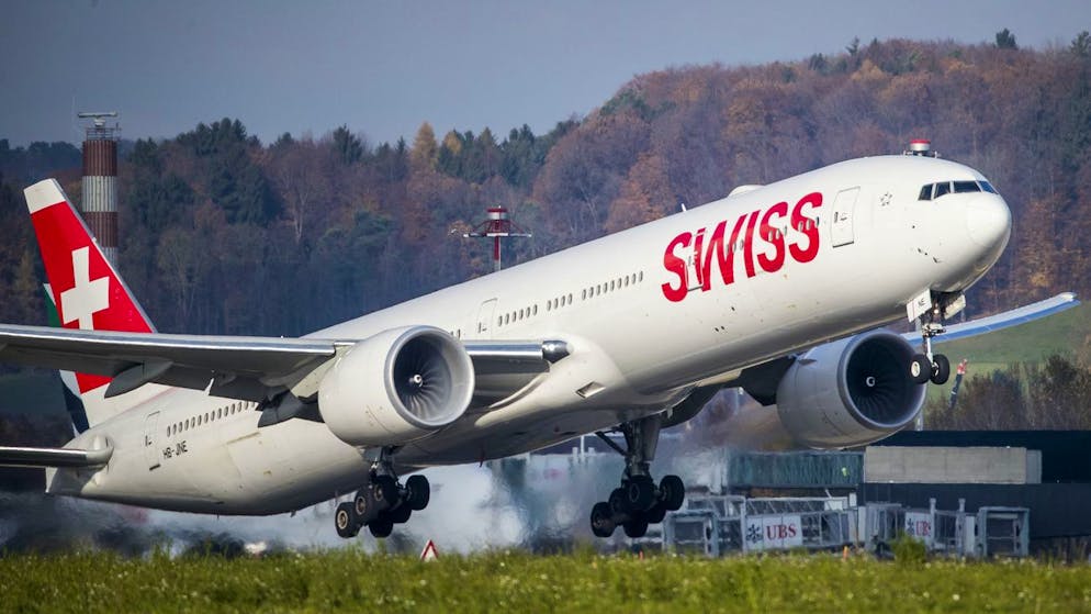 Eine Boeing 777-300 von Swiss Airlines startet auf der Piste 16 am Flughafen Zuerich, am Dienstag, den 14. November 2017, in Kloten. (KEYSTONE/Christian Merz)