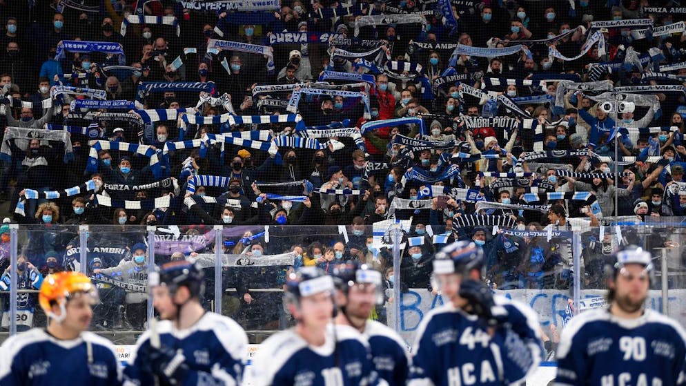 Ambri's fans sings the