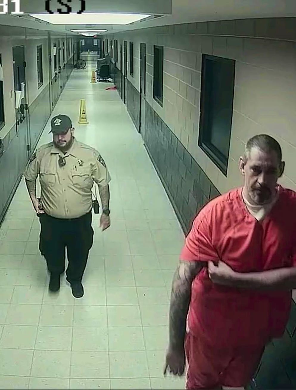 Une image de surveillance non datée, mise à disposition par le bureau du shérif du comté de Lauderdale le 2 mai 2022, montre le détenu Casey Cole White (à droite).
