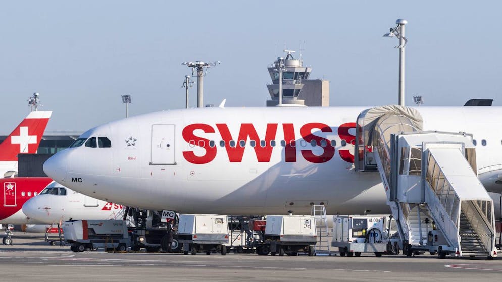 Im Streit um den Krisen-Gesamtarbeitsvertrag (GAV) weist die Swiss die Vorwürfe der Bodenpersonalgewerkschaft SEV-Gata zurück: Die Airline habe den Krisen-GAV nicht entgegen den Vereinbarungen mit den Gewerkschaften in Kraft gesetzt, sagte ein Sprecher. (Archivbild)