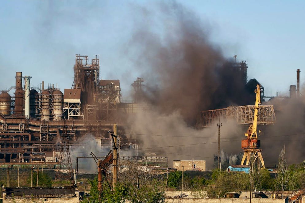De la fumée s'élève du complexe métallurgique Azovstal à Marioupol lors d'un bombardement, à Marioupol, sur le territoire sous le gouvernement de la République populaire de Donetsk, dans l'est de l'Ukraine, le samedi 7 mai 2022.