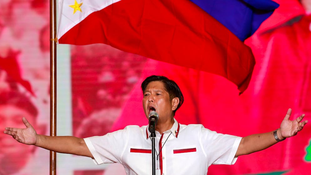 epa09932058 Presidential candidate Ferdinand 'Bongbong' Marcos Junior, son of former president Ferdinand Marcos, gestures to supporters on the last day of political campaign in Paranaque city, Metro Manila, Philippines, 07 May 2022. Around 65.7 million Filipinos are expected to troop to polling precincts nationwide to cast their votes on May 09. EPA/FRANCIS R. MALASIG