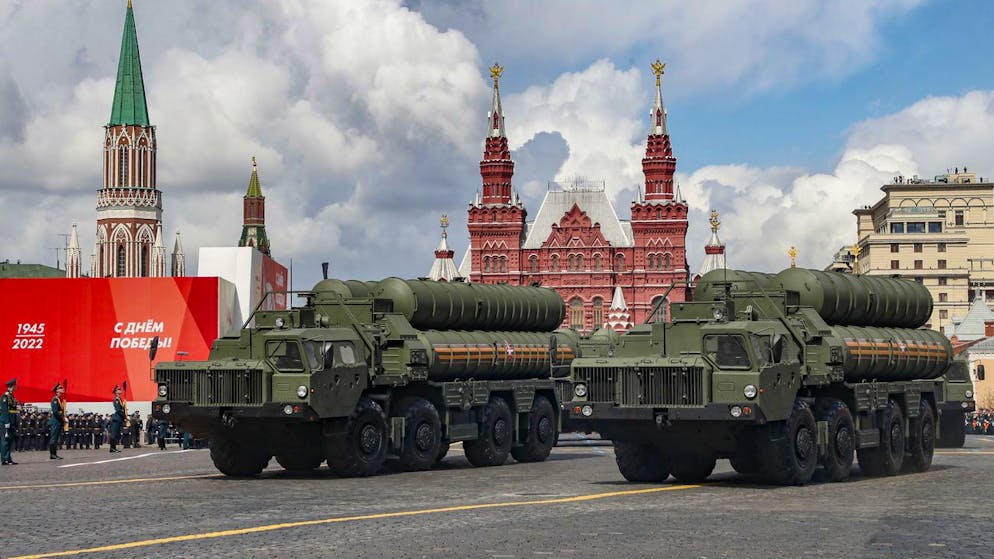epa09935289 Russian surface-to-air missile system S-400 Triumf weapons roll through the Red Square during the Victory Day military parade in Moscow, Russia, 09 May 2022. Russia marks Victory Day, Nazi Germany's unconditional surrender in World War II, with the annual parade in Moscow's Red Square on 09 May, after more than two months of attacks on Ukraine. EPA/YURI KOCHETKOV
