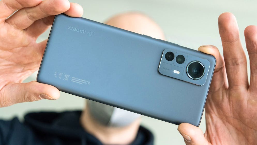 Nur mit Fingerspitzen: Ein wiederholter «3DMark»-Benchmark-Test brach ab, weil das Xiaomi 12 Pro zu heiss gelaufen war.