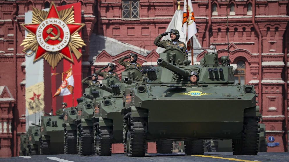 epaselect epa09935315 Russian BMD-4 amphibious infantry fighting vehicles roll through the Red Square during the Victory Day military parade in Moscow, Russia, 09 May 2022. Russia marks Victory Day, Nazi Germany's unconditional surrender in World War II, with the annual parade in Moscow's Red Square on 09 May, after more than two months of attacks on Ukraine. EPA/YURI KOCHETKOV