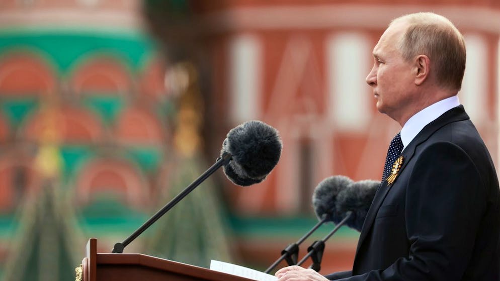 epa09935190 Russian President Vladimir Putin delivers a speech during the Victory Day military parade in the Red Square in Moscow, Russia, 09 May 2022. The Victory Day military parade takes place annualy to mark the victory of the Soviet Union over Nazi Germany in World War II. EPA/MIKHAIL METZEL / KREMLIN POOL / SPUTNIK MANDATORY CREDIT