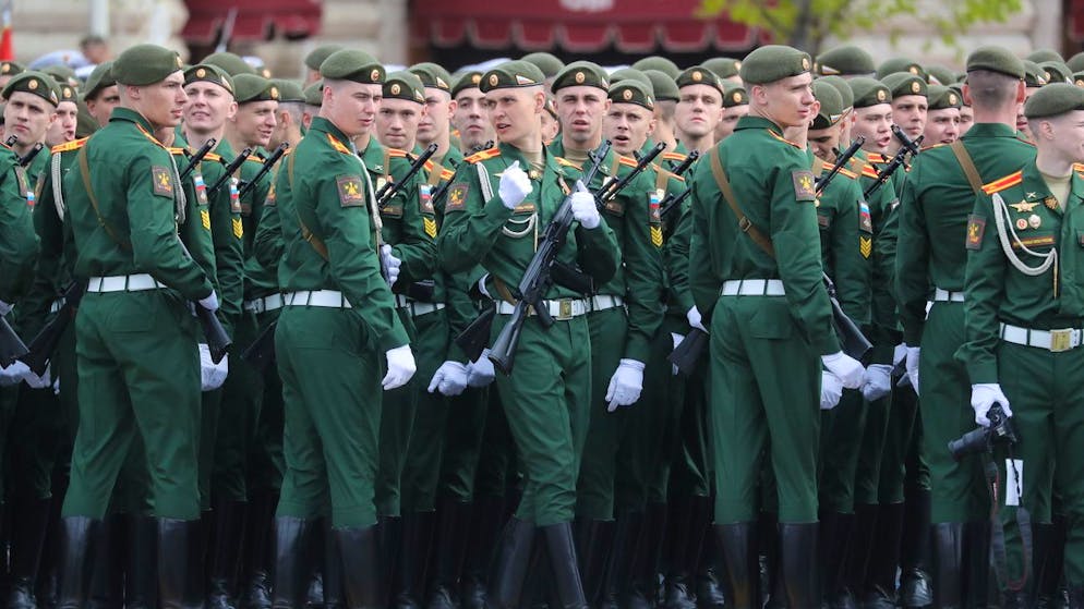 epa09935166 Russian servicemen prepare prior to the Victory Day military parade in the Red Square in Moscow, Russia, 09 May 2022. The Victory Day military parade takes place annualy to mark the victory of the Soviet Union over Nazi Germany in World War II. EPA/MAXIM SHIPENKOV