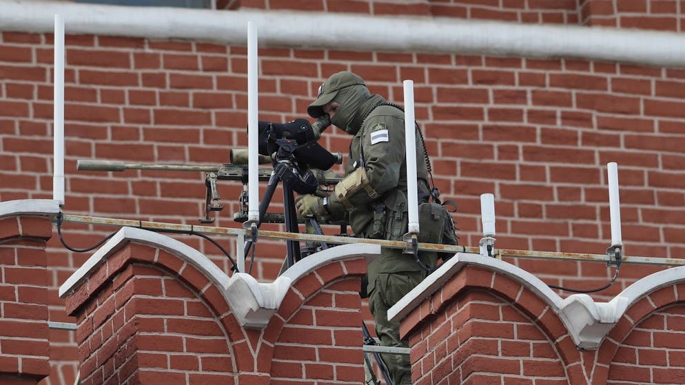 epa09935165 A sniper stands in position to secure the area during the Victory Day military parade in the Red Square in Moscow, Russia, 09 May 2022. The Victory Day military parade takes place annualy to mark the victory of the Soviet Union over Nazi Germany in World War II. EPA/YURI KOCHETKOV