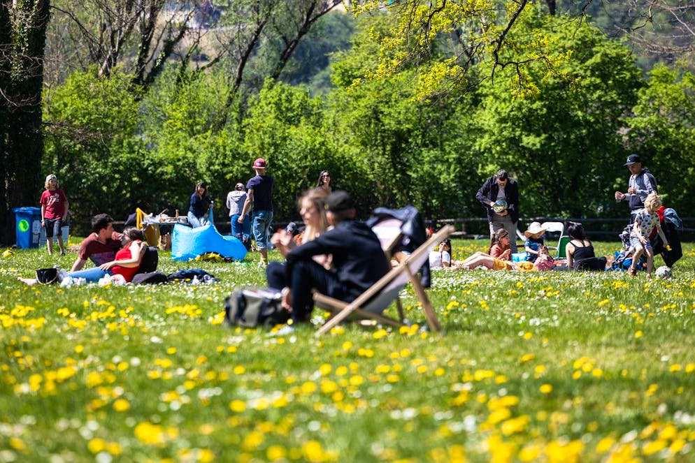 Touristen geniessen das sonnige Wetter in Lugano am Ostersonntag, 17. April 2022. (KEYSTONE/TI-PRESS/ Massimo Piccoli)