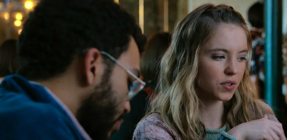 Sydney Sweeney. «The Voyeurs»: In der Serie geht es um ein junges Paar, das in einer gegenüber liegenden Wohnung Dinge beobachten, die ihnen zum Verhängnis werden. Hier Sydney Sweeney und Justice Smith.