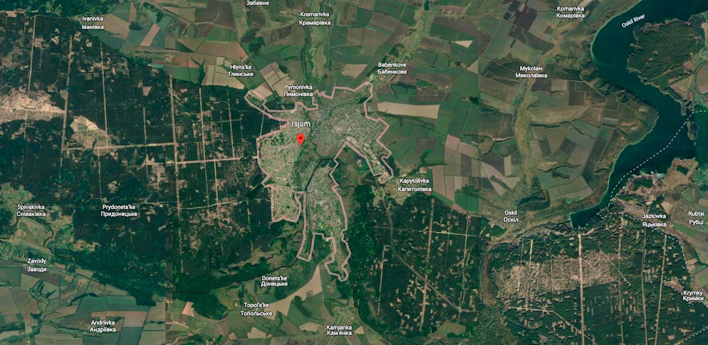 Oberst Reisner erklärt mit einer Karte von Istjum in der Region Charkiw anschaulich, welche Rolle Gelände spielt: Im Osten und Westen erschweren Wälder einen Vormarsch, und auch der Fluss ist ein Hindernis. Erst mit Ponton-Brücken konnte der Flaschenhals überwunden werden.