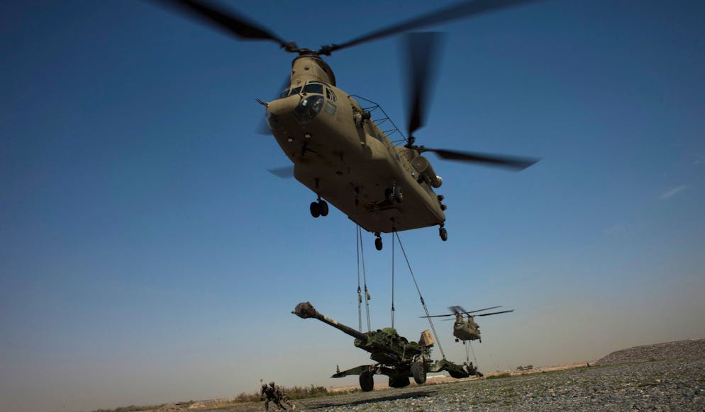 Amerikanische Helikopter vom Typ Chinook transportieren nahe Kabul M777-Geschütze, deren Vorteil ihr geringes Gewicht ist, während sie dennoch 155-Millimeter-Munition verschiesst.