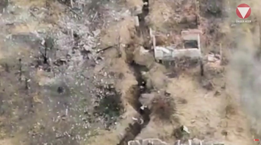 Auf den Aufnahmen sind die Soldaten im Schützengraben sogar einzeln zu erkennen.