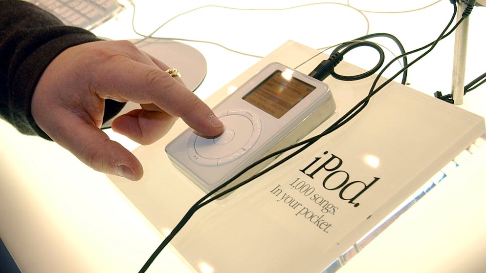 Im Oktober 2001 wurde der iPod auf den Markt gebracht, mit mechanischem Steuerrad und Schwarz-Weiss-Bildschirm.
