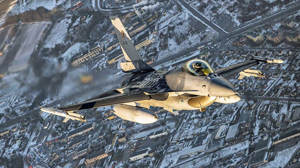Ein belgischer F-16-Jet aus US-amerikansicher Produktion bei einen Nato-Manöver über Litauen im Januar 2022. Die Ukraine fordert nun westliche Kampfflugzeuge, da die die Bestände an sowjetischen Waffen bald aufegbraucht seien. (Archiv)