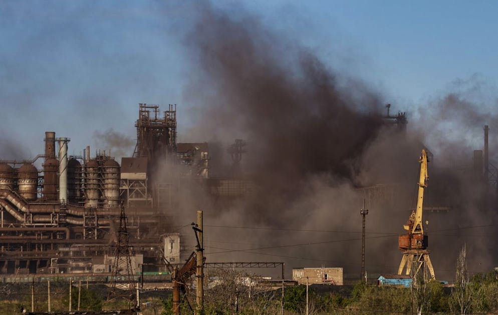 Rauch über dem Azovstal-Werk in Mariupol nach russischem Beschuss (Archiv). 