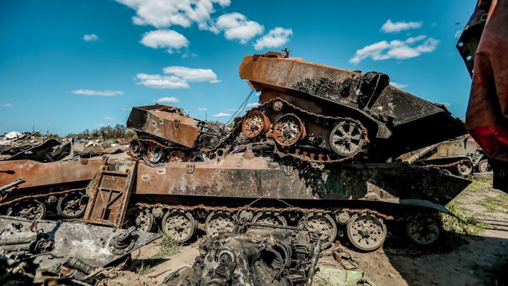 Ein russischer Soldat steht wegen Mordes und Kriegsverbrechen in der Ukraine vor Gericht. Zusammen mit vier Kameraden wollte er nach einem Angriff auf seinen Konvoi in der Nordukraine in einem gestohlenen Auto entkommen. Auf der Flucht erschoss er aus dem fahrenden Auto heraus einen 62-jährigen Zivilisten, der Zeuge des Diebstahl geworden war. Dieser war laut ukrainischen Angaben unbewaffnet.