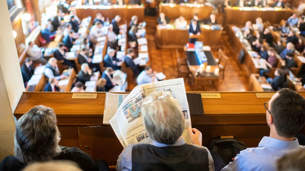 Besucher verfolgen die Stadtzuercher Budgetdebatte im Gemeinderat, aufgenommen am Mittwoch 12. Dezember 2018 in Zuerich. (KEYSTONE/Ennio Leanza)