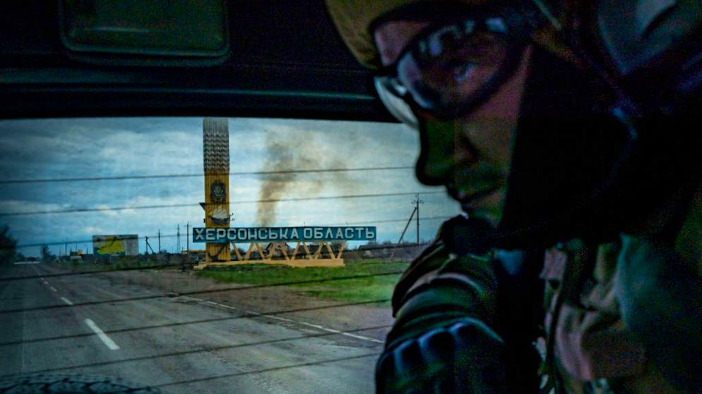 Ein ukrainischer Soldat an der Front nahe Cherson.