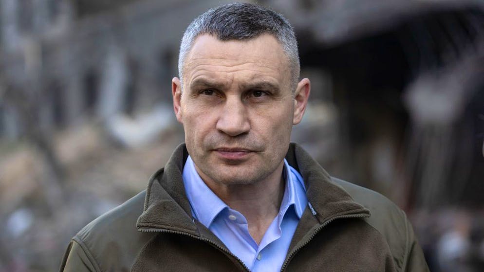 Kiews Bürgermeister Vitali Klitschko rechnet «jederzeit» einen neuen Angriff auf die ukrainische Hauptstadt. Im Gespräch mit dem US-Sender CNN schloss der frühere Box-Weltmeister in der Nacht zum Donnerstag sogar den Einsatz taktischer Atomwaffen nicht aus.