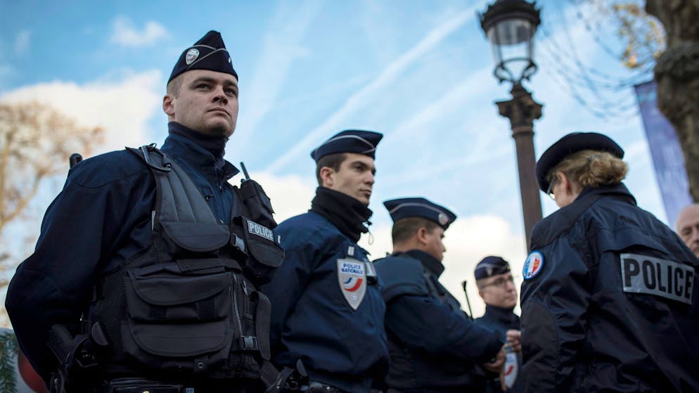 epa05671187 Police units stand guard on the Champs-Elysees, in Paris, France, 11 December 2016. The government has extended France's state of emergency to July 2017 as heightened security measures are kept in place throughout the christmas holidays. EPA/IAN LANGSDON