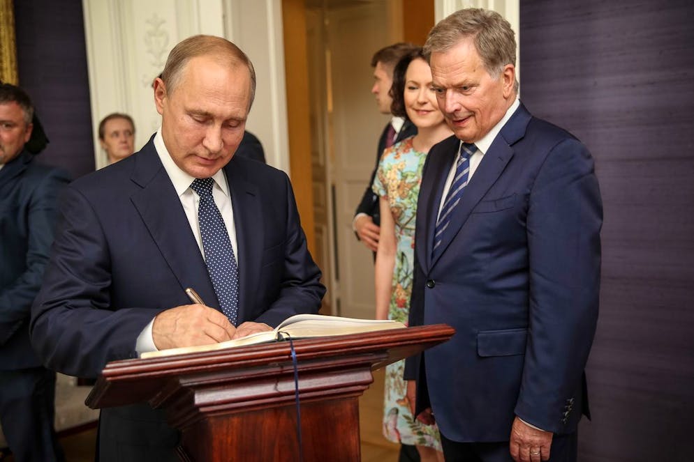 epa06893145 A handout photo made available by the Office of the President of the Republic of Finland shows President of Finland Sauli Niinisto (R) and wife Jenni Haukio (2-R) welcoming Russian President Vladimir Putin (L) to the Presidential Palace in Helsinki, Finland, 16 July 2018. US President Donald J. Trump and Russian President Vladimir Putin have agreed to meet for summit talks on 16 July 2018 in Helsinki. EPA/MATTI PORRE/OFFICE OF THE PRESIDENT OF FINLAND HANDOUT HANDOUT EDITORIAL USE ONLY/NO SALES