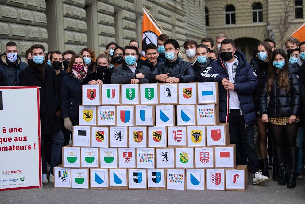 Personen von den Jungfreisinnigen, der Jungen SVP und den Jungen Gruenliberalen reichen mit 65 000 Unterschriften das Referendum gegen das neue Filmgesetz Lex Netflix ein, am Donnerstag, 20. Januar 2021, in Bern. (KEYSTONE/Peter Schneider)