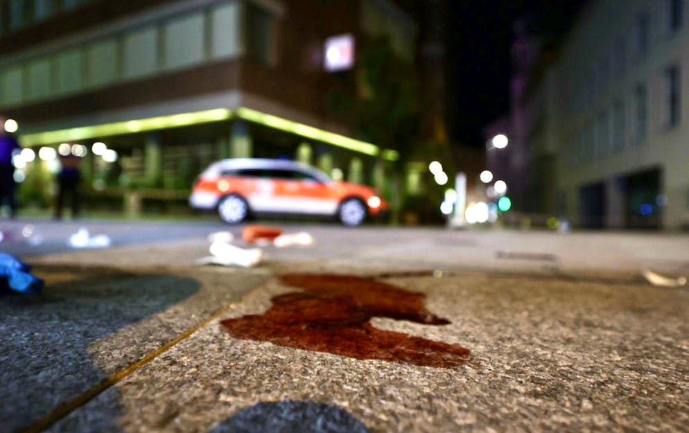 Lugano: accoltellamento in Piazza Dante. Nella foto un dettaglio del sangue in Pizza Dante.
© Ti-Press / Massimo Piccoli