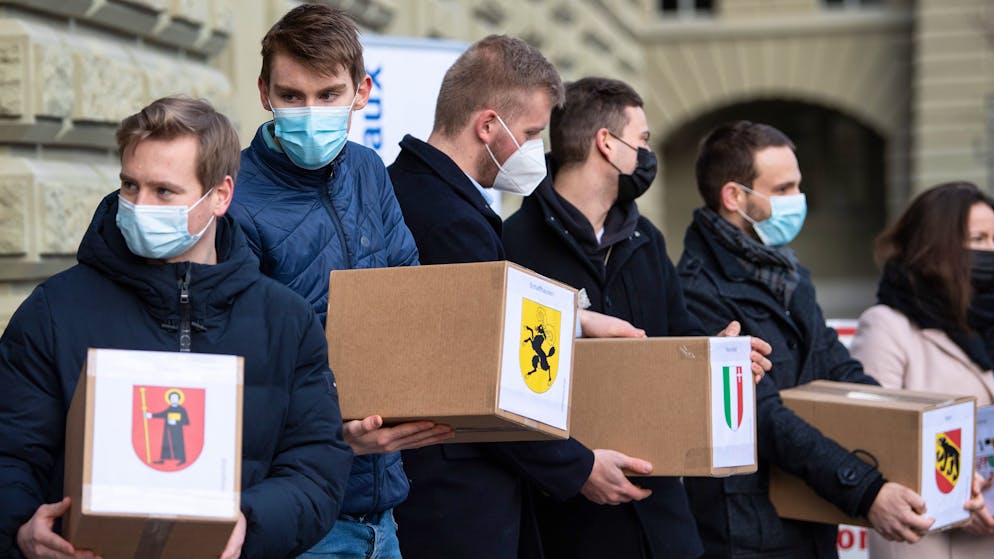 Personen von den Jungfreisinnigen, der Jungen SVP und den Jungen Gruenliberalen reichen mit 65 000 Unterschriften das Referendum gegen das neue Filmgesetz Lex Netflix ein, am Donnerstag, 20. Januar 2021, in Bern. (KEYSTONE/Peter Schneider)