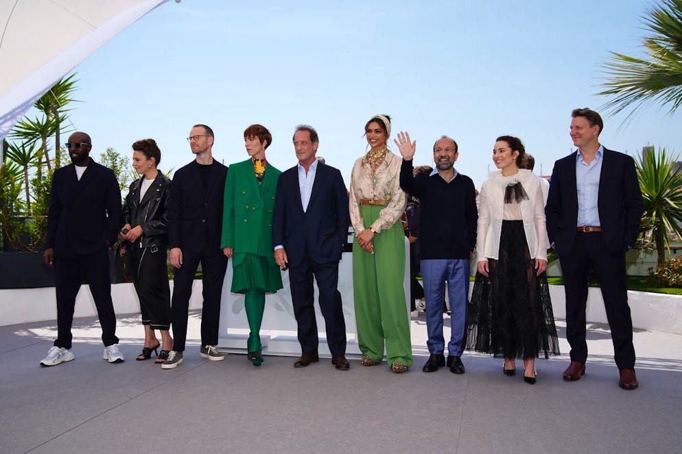 epa09952604 Jury members (L-R), French director Ladj Ly, Italian actress and director Jasmine Trinca, Norwegian director Joachim Trier, British actress and director Rebecca Hall, French actor and Jury president Vincent Lindon, Indian actress Deepika Padukone, Iranian director Asghar Farhadi, Swedish actress Noomi Rapace, and US director Jeff Nichols pose during a photocall of the Juries of Feature Films in Competition ahead of the opening ceremony of the 75th annual Cannes Film Festival, in Cannes, France, 17 May 2022. The festival runs from 17 to 28 May. EPA/CLEMENS BILAN