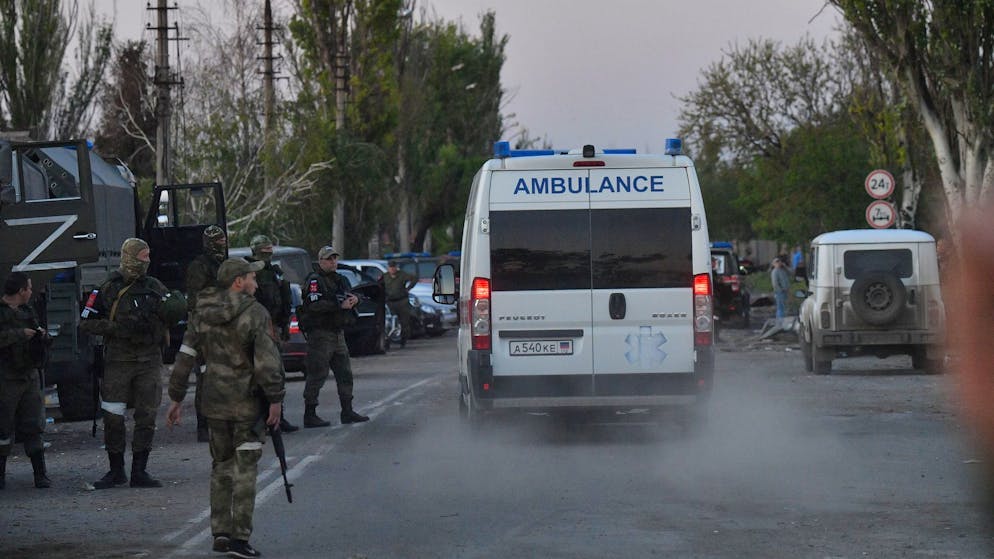 Das von der staatlichen russischen Nachrichtenagentur Sputnik veröffentlichte Bild soll einen Krankenwagen mit verwundeten ukrainischen Soldaten in Mariupol zeigen.