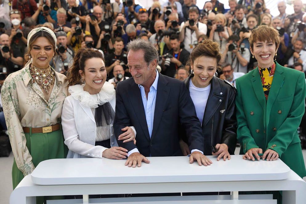 epa09952687 Jury members (L-R) Deepika Padukone, Noomi Rapace, Vincent Lindon, Jasmine Trinca and Rebecca Hall pose during a photocall of the Juries of Feature Films in Competition ahead of the opening ceremony of the 75th annual Cannes Film Festival, in Cannes, France, 17 May 2022. The festival runs from 17 to 28 May. EPA/SEBASTIEN NOGIER